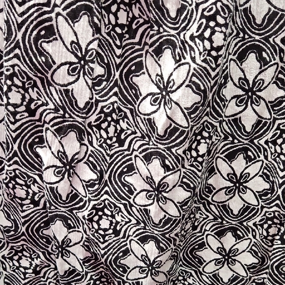 Floral Black and White Women's Size Large Sleevless Top With Crochet Detail - Picture 4 of 5